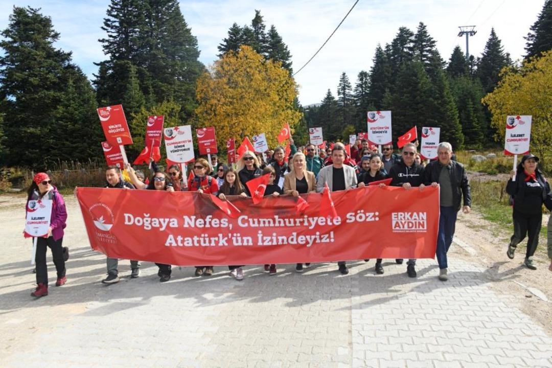 Yüzlerce kişi Uludağ'da Cumhuriyetin izinden yürüdü 3