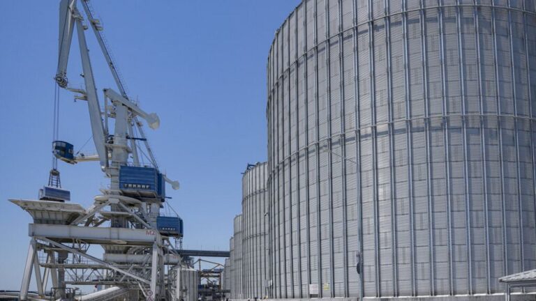 Ukrayna, tahıl sevkiyatında alternatif rota olarak Romanya’nın Köstence Limanı’na yöneliyor