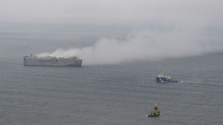 Hollanda açıklarında 2 gündür yanan araç yüklü gemi çevre felaketi endişelerini artırıyor