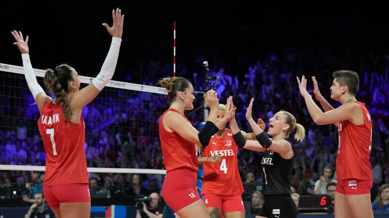 Avrupa Kadınlar Voleybol Şampiyonası: Filenin Sultanları, Sırbistan’ı eleyerek şampiyon oldu