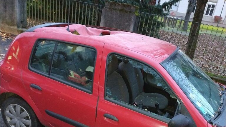 Strazburg’da arabanın tavanında yarım metre delik açıldı, yetkililer ‘göktaşı olabilir’ dedi