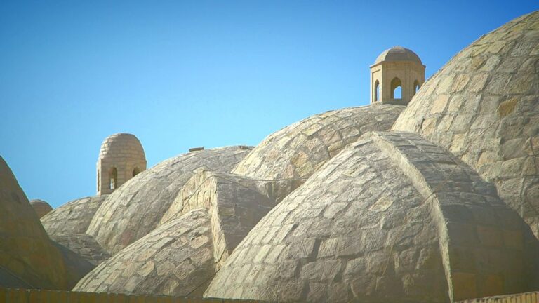 Buhara’da tarihi pazarda alış veriş keyfi