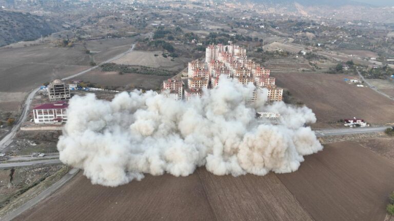 Kahramanmaraş’ta ağır hasarlı 11 katlı 3 bina patlayıcı kullanılarak yıkıldı