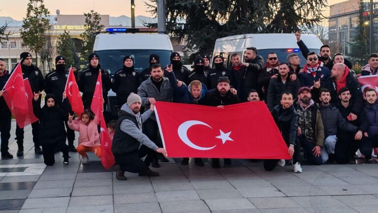 Düzce’de teröre tepki yürüyüşü düzenlendi, şehitler için dua edildi