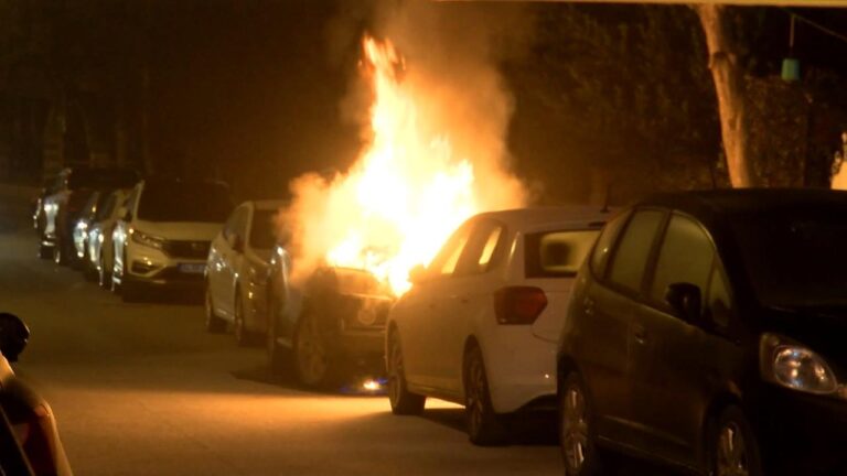 Üsküdar’da park halindeki otomobil yandı