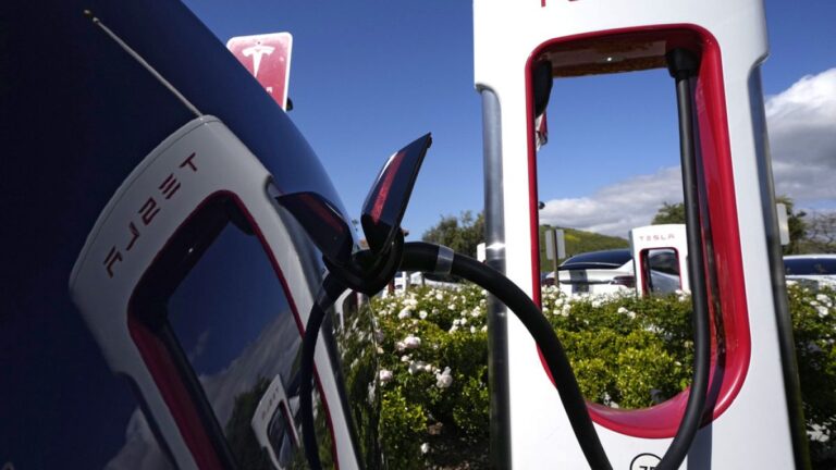 Elon Musk, Tesla’nın şarj istasyonu ağını yöneten 500 kişilik ekibi işten çıkardı