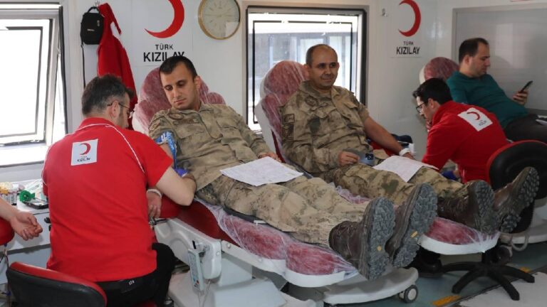 Hakkari’de jandarma personelinden kan bağışı kampanyasına destek