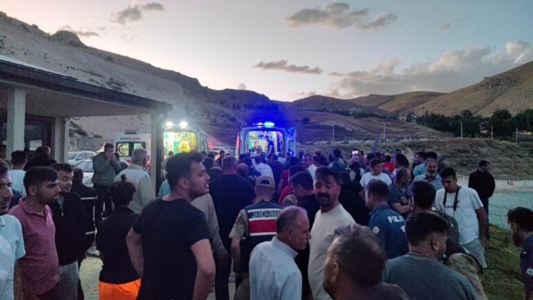 Kanoyla Van Gölü açıklarına sürüklenen 4 kişi kurtarıldı