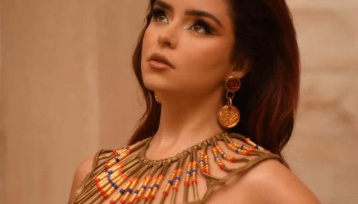 Kıvrımlı model Demi Rose evinin bahçesine hiçbir şey giymeden uzandı! Tepki yağdı! ‘Ne yapacağını şaşırdı’