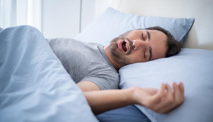 Erkeklerde daha fazla görülüyor: Yorgun uyanıyor ve gece sık idrara çıkıyorsanız dikkat! Kalp krizi ve inme riskini artırıyor