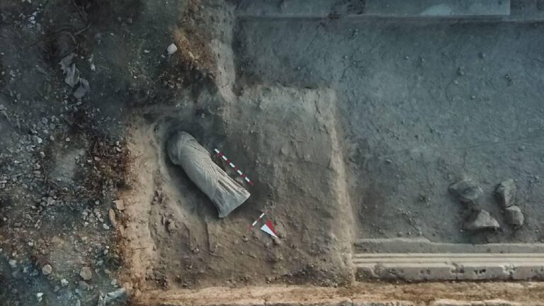 Uşak'taki Blaundos Antik Kenti'nde Roma dönemine ait bir kadın heykeli bulundu.