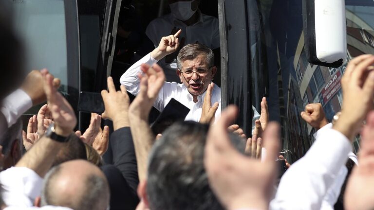 Geleceğin Partisi Lideri Ahmet Davutoğlu: “Görevde olsaydım bugün uçağa binip Beyrut'a inerdim”