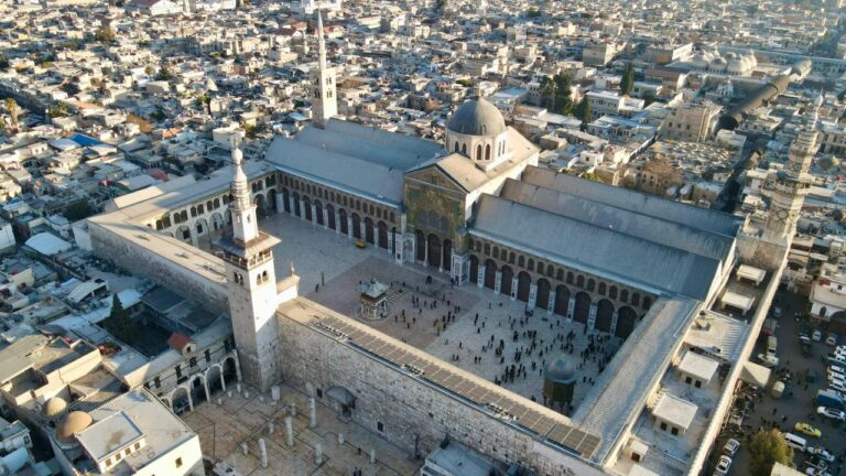 Suriye halkı özgürlüğün ardından ilk cuma namazı için Emevi Camii'nde toplandı
