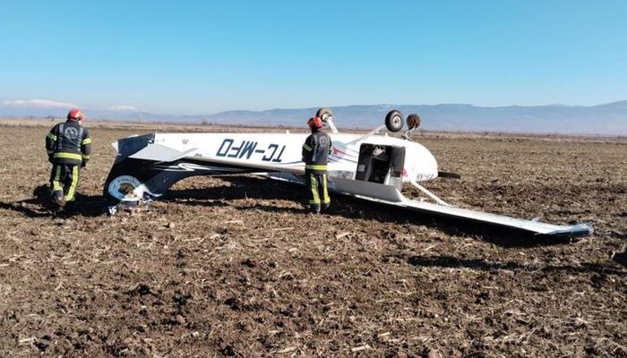 Denizli'de korkutan kaza! Eğitim uçağı sahaya ters düştü…