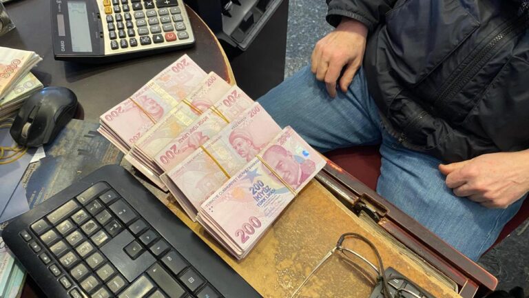 Bankanın yanlışlıkla verdiği 100 lirayı iade etti