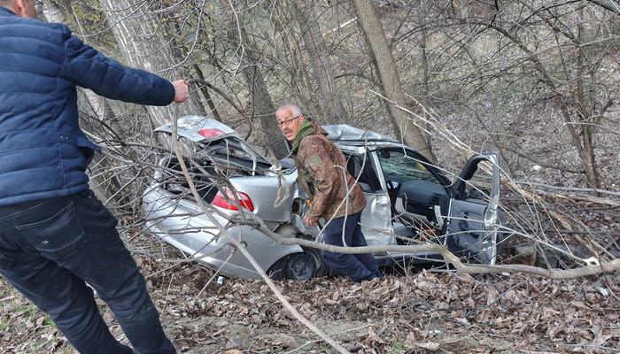 Erzurum’da kaza: Virajı alamayan otomobil şarampole devrildi! 3 yaralı