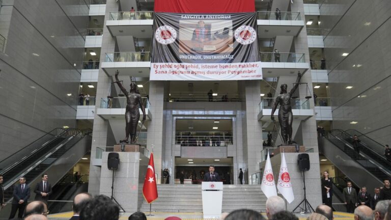 Bu vatanın kahramanları asla tükenmez