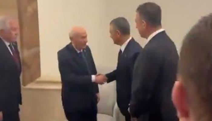 TBMM’de dikkat çeken diyalog! Devlet Bahçeli’den Özgür Özel’e: “Çok hareketlisiniz maşallah”