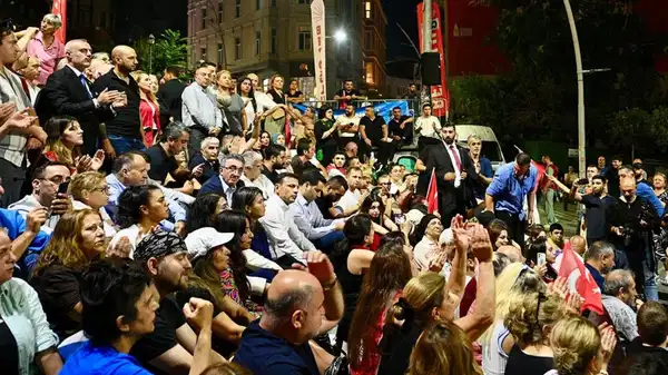 İnan Güney’in gözaltına alınması Beyoğlu Belediyesi önünde protesto edildi – Son Dakika Türkiye Haberleri