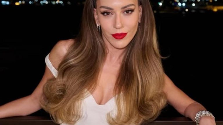 Sinem Kobal tatil pozlarını peşe peşe paylaştı! Beğeni yağdı